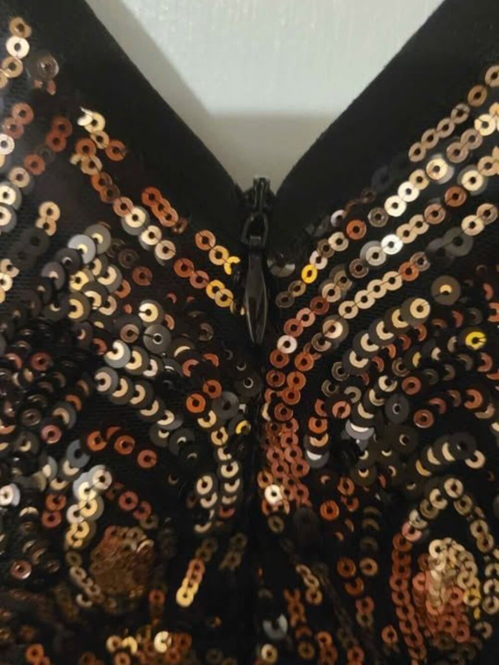 Beautiful sequin gown - Picture 5 of 5